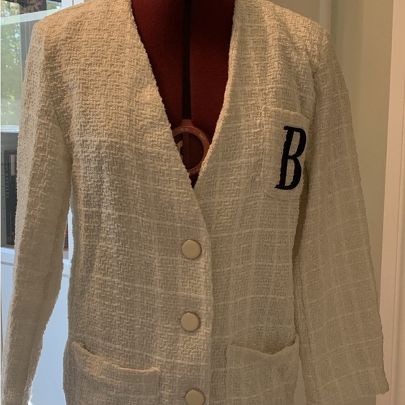 Beautiful large cream tweed blazer with B monogram. - Picture 2 of 6